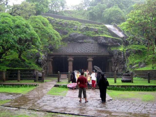 An outdoor view from one of the Elephant Island temples...and it was raining :-s