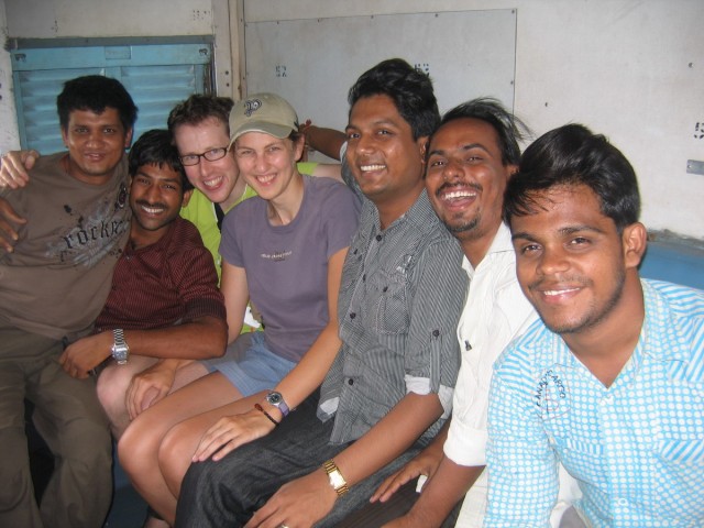 Nachtje slapen op de treinrit zuidwaarts van Mumbai richting Hampi werd opgeluisterd door deze vrienden Gnesh, Barat en Sandjay, verkopers van traditionele (trouw)kleding en sieraden. Boeiende trip, waarin ze leergierig ons de kleren van het lijf vroegen.
