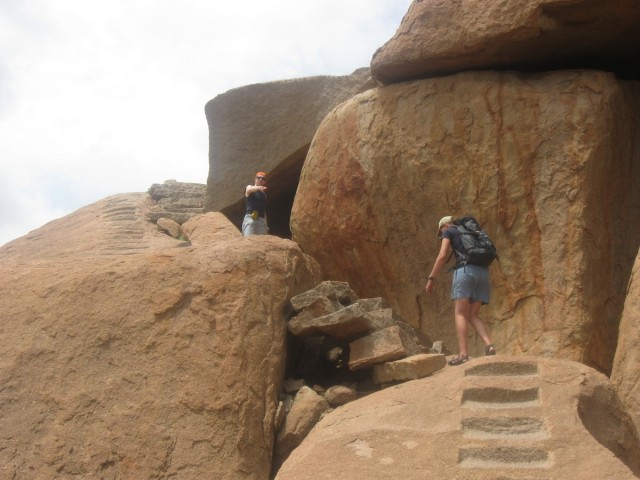 More climbing, sometimes little dangerous, but let Maarten show you the way, and Sofie is doing the heavy duty work, carrying the backpack, with (what it seemd later to be) rationed water ;-)