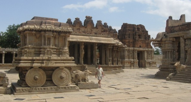 The chariot from a different angle, and give a hand to our Hampi cameo! ;-)