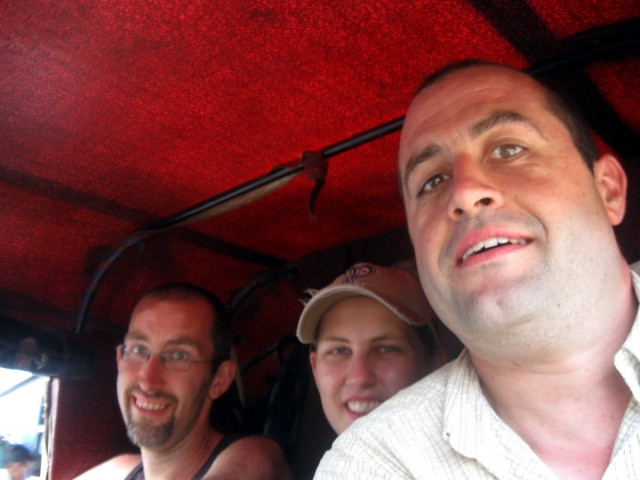 Don't we like those do-it-yourself pictures? This one is on the way back from Hampi to our busride from hell down south to Trivandrum...like we could know beforehand
