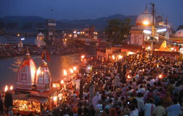 the evening ceremony, a lot of chanting, people 'baptising' themselves by going in and out the (wild) Ganges water