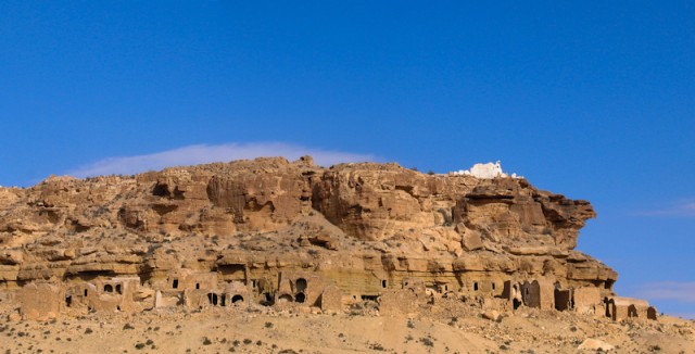 Op de top van de heuvel vind je Ksar Rosfa