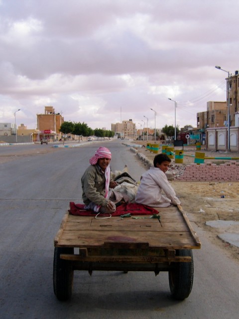Racen tegen een Ezelskar in Sidi Barani.