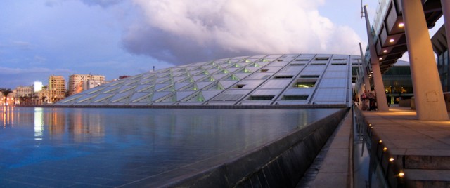 langs de buitenkant moet het gebouw een ondergaande (of opgaande?) zon voorstellen