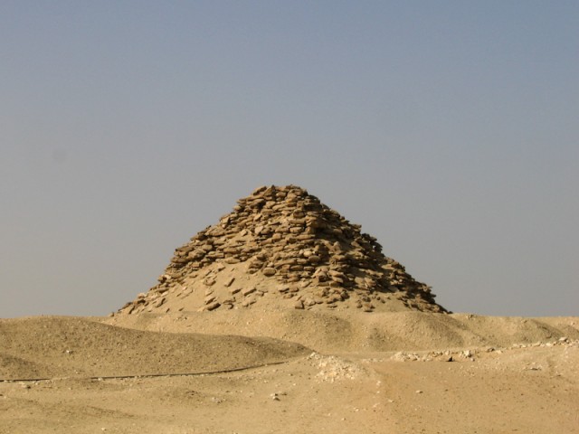 en dit is of een piramide of een stapel stenen