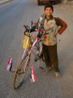 trots poseren met zijn pimped-up fiets